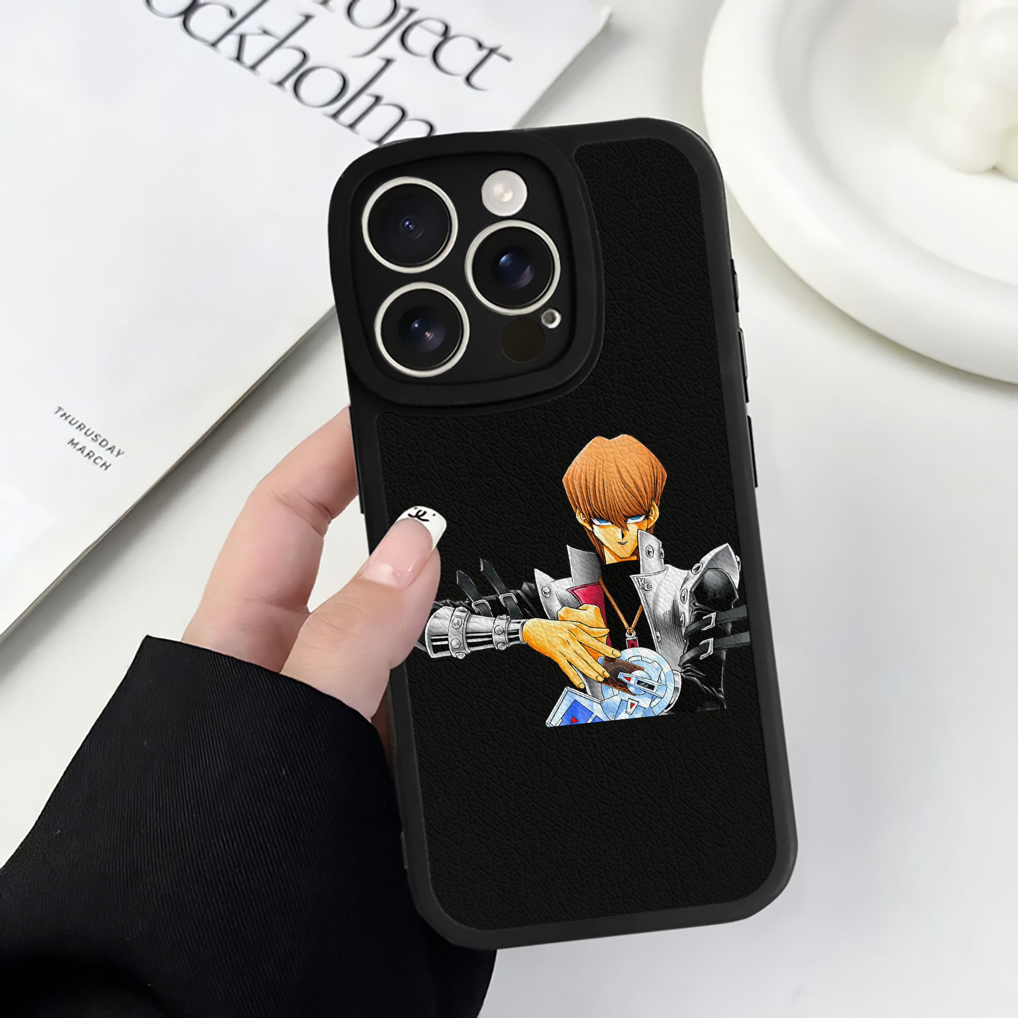 （画像用） 遊☆戯☆王 Yu-Gi-Oh! 【iPhone 16シリーズ対応】シリコンスマホケース（レザー調） 材質：シリコン